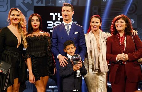 Cristiano Ronaldo na vyhlen cen FIFA . Zleva: sestra Telma, ptelkyn...