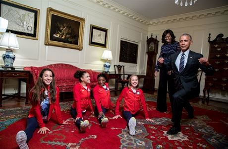 Prezident Barack Obama se pokou o provaz spolen se zlatmi medailistkami...