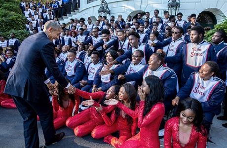 14. Prezident Barack Obama se pozdravil s pochodovou kapelou Tennessee State...