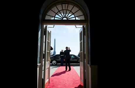 Prezident Obama mv na rozlouenou prezidentu Hollandovi od vchodu z...