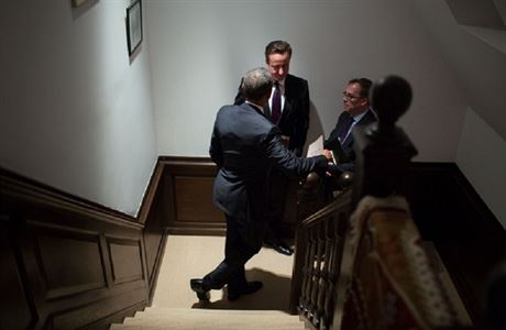 Britsk premir David Cameron hovo s prezidentem Obamou bhem mtinku G7 v...