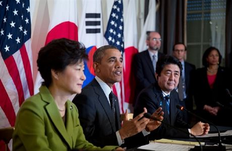 Americk prezident, jihokorejsk prezidentka a japonsk premir na tiskov...