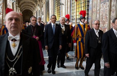 Prezident Barack Obama je doprovzen pes Vatikn, aby se setkal s papeem...