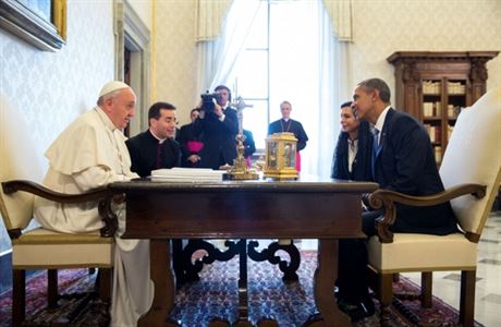 Pape Frantiek pijal americkho prezidenta. Na fotografii z 27. bezna 2014...
