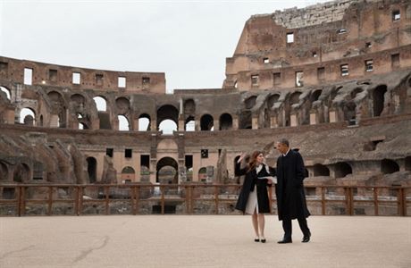 Prezident Barack Obama bhem prohldky Kolosea s technickou editelkou Kolosea...