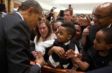 Prezident Barack Obama si tese rukou s malm chlapcem bhem akce podan...