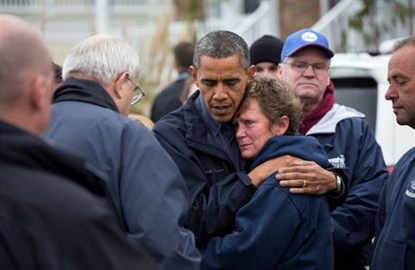 Barack Obama objm Donnu Vanzantovou, majitelku budovy znien huriknem Sandy.