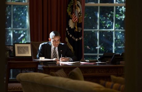 Prezident Barack Obama pracuje v Ovln pracovn Blho domu.