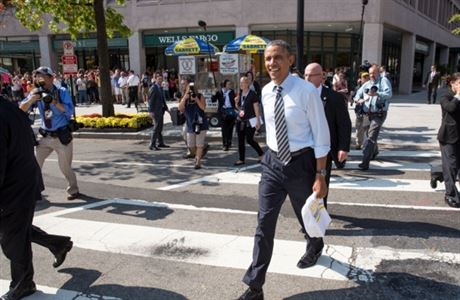 Prezident jde pes kiovatku 17. a Pennsylvnsk Avenue ve Washingtonu, pot...