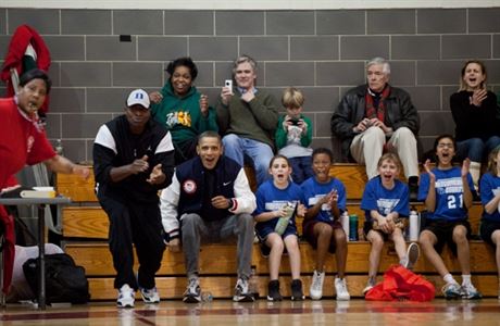 5. nora 2011. Dva treni basketbalovho tmu dcery prezidenta Sashy Obamov...