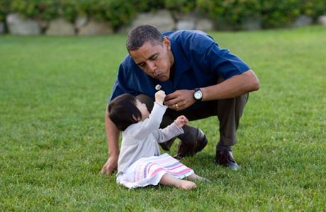 Prezident si hraje s malou dvkou na trvnku v Rov zahrad Blho domu.
