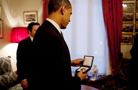 Prezident Obama se poprv dv na Nobelovu cenu za mr v Norskm Nobelov...