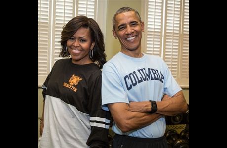 Prezident Barack a Michelle Obamovi v trikch reprezentujcch jejich...