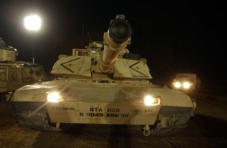 Tank M1A2 Abrams ve slubch americk armdy pi pohledu zepedu.