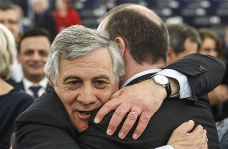 Italský politik Antonio Tajani (vlevo) pijímá gratulace od éfa Evropské...