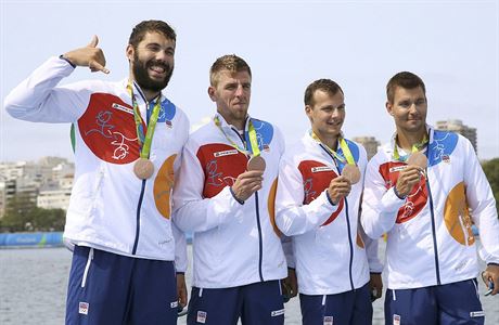 eský tykajak pi medailovém ceremoniálu s bronzovou trofejí na krku.