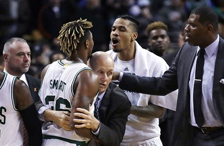 Basketbalistu Bostonu Celtics Marcuse Smarta chrání ped potykou s protihráem...