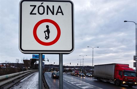 Znaka Zákaz vjezdu osobních pepravník na Barrandovském most v Praze.