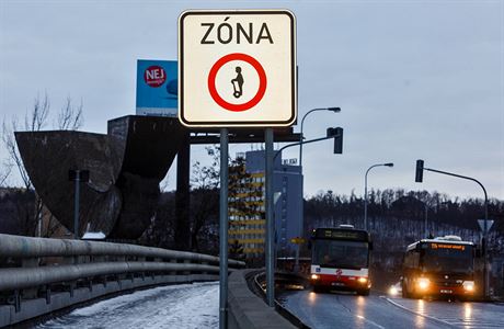 Znaka Zkaz vjezdu osobnch pepravnk na Barrandovskm most v Praze.