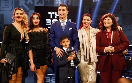 Cristiano Ronaldo na vyhlášení cen FIFA . Zleva: sestra Telma, přítelkyně...
