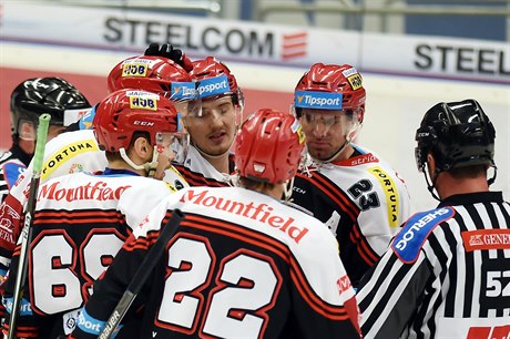 Hradečtí hokejisté se radují z gólu na ledě Vítkovic.