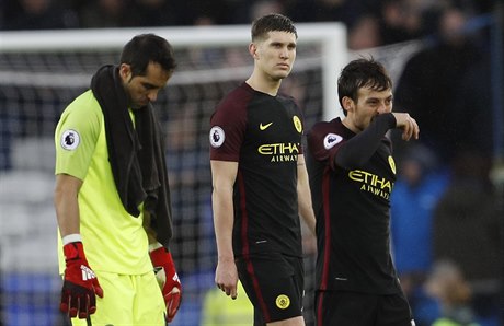 Zklamaní fotbalisté Manchesteru City po výprasku od Evertonu.