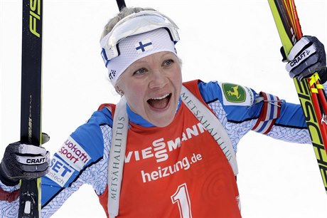 Kaisa Mäkäräinenová se raduje ze zisku třetího křišťálového glóbu v kariéře.