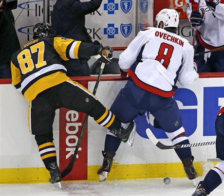 Sidney Crosby (vlevo) a Alex Ovekin v souboji o kotou v duelu Pittsburghu s...