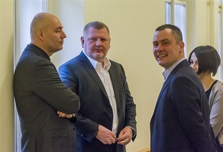 David Michal (vlevo) a Ivo Rittig (uprostřed) u soudu.