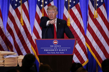 Donald Trump hovoí bhem konference v New Yorku