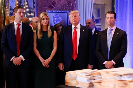 Po levé stran Trumpova dcera Ivanka a syn Eric,  vpravo syn Donald Trump ml.