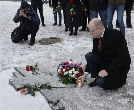 Premiér Bohuslav Sobotka uctil 16. ledna v Praze památku studenta Jana Palacha,...