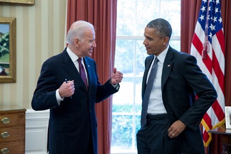 Prezident Barack Obama a viceprezident Joe Biden hovoí v Oválné pracovn ped ...
