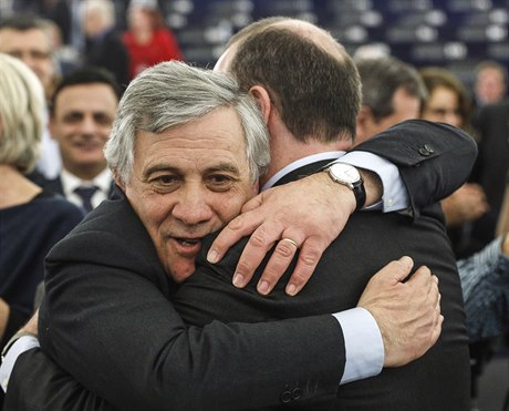 Italský politik Antonio Tajani (vlevo) pijímá gratulace od éfa Evropské...