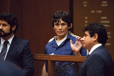 Richard Ramirez s pentagramem pi slyení 24. íjna 1985.