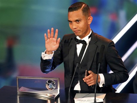 Faiz Subri dkuji divákm, kteí mu tleskají po vyhláení Nejhezího gólu roku.