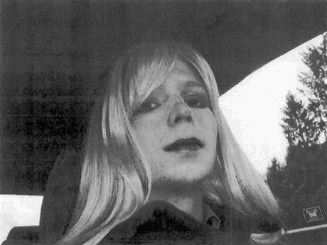 Chelsea Manningová na nedatovaném snímku americké armády, kde pózuje s parukou.