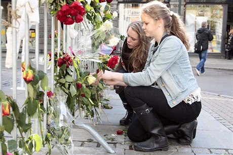 Norské dívky před soud s Breivikem položily květiny.