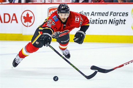 Michael Frolík v zápase Calgary proti Florid.