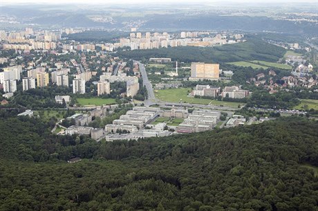 Letecký pohled na Thomayerovu nemocnici v Kri (v popedí). Pozemky za silnicí...