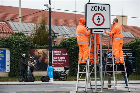 Pracovníci Praských slueb instalují znaku zakazující vjezd segway a...