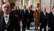 Prezident Barack Obama je doprovzen pes Vatikn, aby se setkal s papeem...