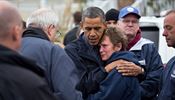 Barack Obama objm Donnu Vanzantovou, majitelku budovy znien huriknem Sandy.