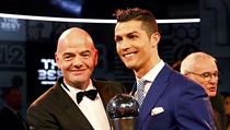 Gianni Infantino a Cristiano Ronaldo.