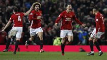 Zlatan Ibrahimovi (druh zprava) z Manchesteru United slav vyrovnvac gl v...