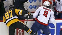 Sidney Crosby (vlevo) a Alex Ovekin v souboji o kotou v duelu Pittsburghu s...