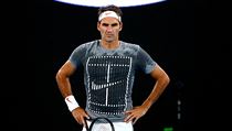 Roger Federer bhem trninku ped Australian Open.
