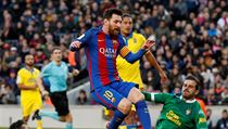 Lionel Messi střílí svůj 14. gól v sezoně.