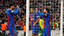 Andre Gomes a Lionel Messi slaví gól do sítě Las Palmas.