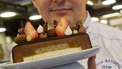 Vedoucí týmu eských kucha a cukrá Radek David ukazuje dort z hoké...
